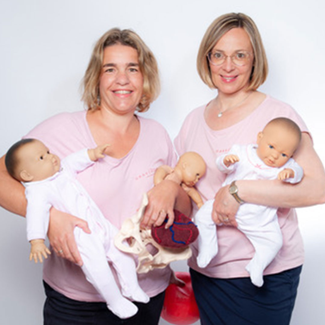Dr. med. Christine Krämer (Fachärztin für Gynäkologie und Geburtshilfe
                            ) und Kira Neumann (Prä- und Postnatal-Trainer )
